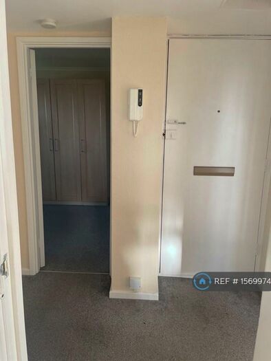 1 Bedroom Flat To Rent In Merland Rise, Tadworth, KT20