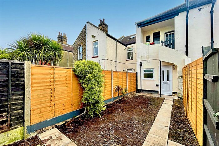 1 Bedroom Flat To Rent In Wakering Avenue, Shoeburyness, SS3