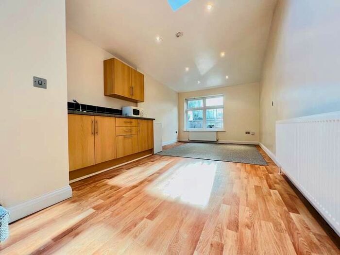 1 Bedroom Studio Flat To Rent In Warren Avenue, CR2
