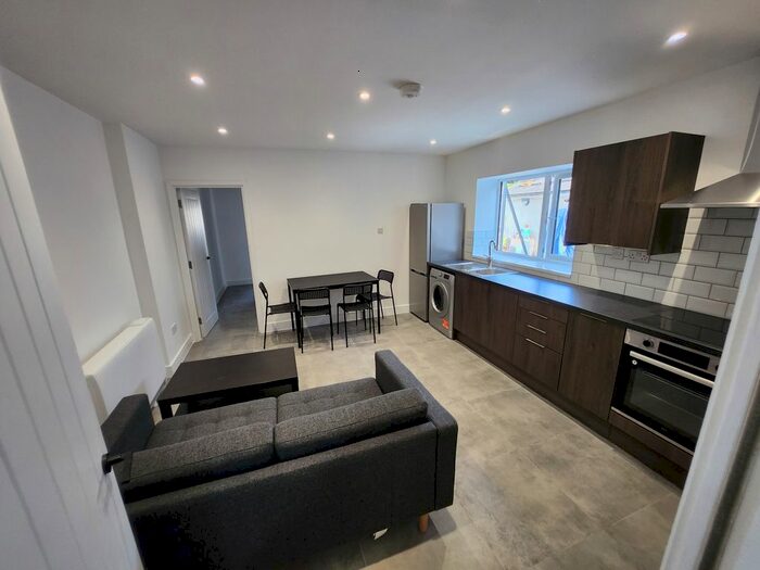 2 Bedroom Flat To Rent In Richmond Road, Cardiff, CF24