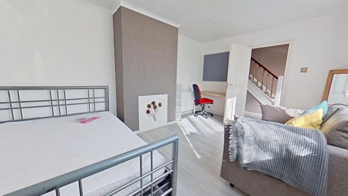 4 Bedroom Semi-Detached House To Rent In Cabell Road, Guildford, GU2