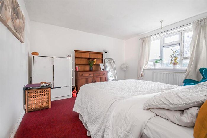 2 Bedroom Flat For Sale In Handsworth Avenue, London, E4