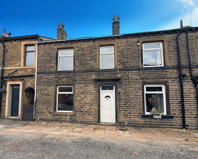 3 Bedroom Terraced House For Sale In Beech Street, Holywell Green, HX4