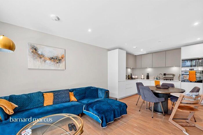 2 Bedroom Apartment For Sale In Grove Street, London, SE8