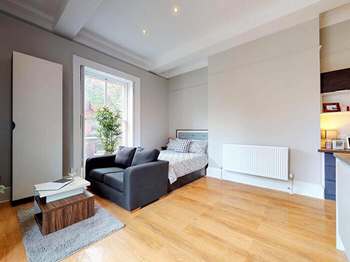 Apartment To Rent In Apt, Springfield Mount #, LS2