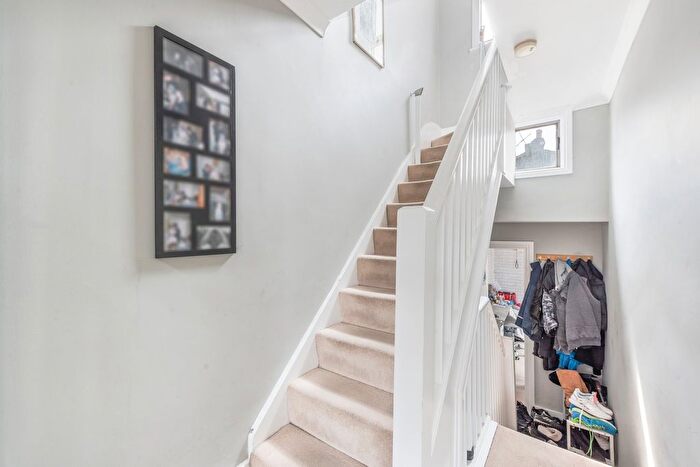 2 Bedroom Flat For Sale In Cobbold Road, Wendell Park, Shepherd's Bush, W12