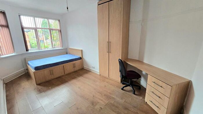 8 Bedroom Semi Detached House To Rent In Park Range, Manchester, M14