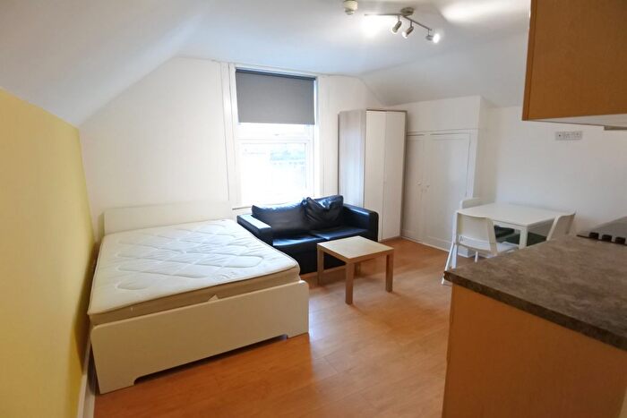 Studio To Rent In Walm Lane, Willesden Green, NW2