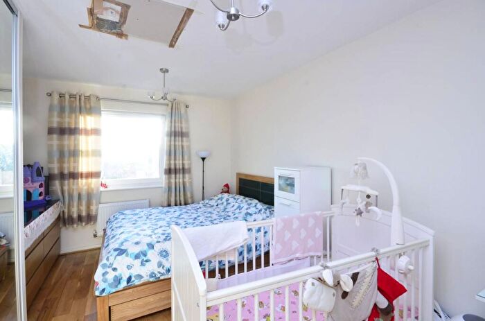 2 Bedroom Flat To Rent In Thirleby Road, Mill Hill East, London, NW7