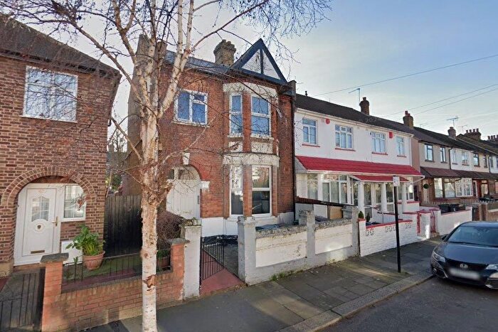 3 Bedroom Flat To Rent In Springfield Road, London, N15