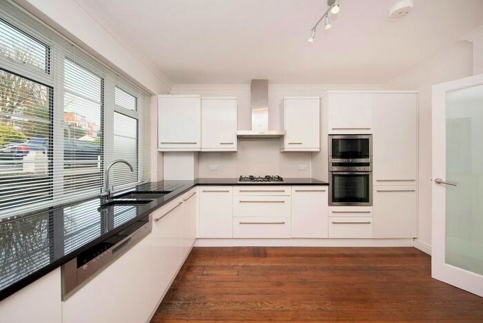 3 Bedroom Flat To Rent In Raymond Road, London, SW19