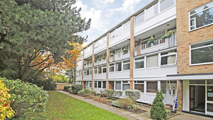 3 Bedroom Maisonette For Sale In Tarnwood Park, London, SE9