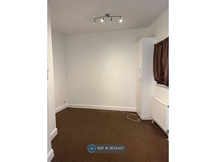 2 Bedroom Flat To Rent In Bolton Crescent, London, SE5