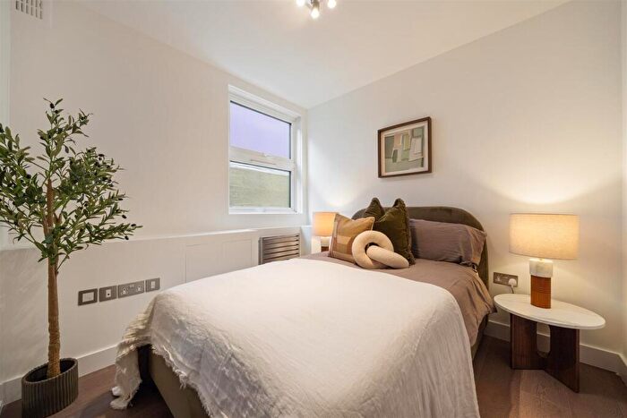 3 Bedroom Apartment For Sale In Lyndhurst Terrace, Hampstead, London, NW3