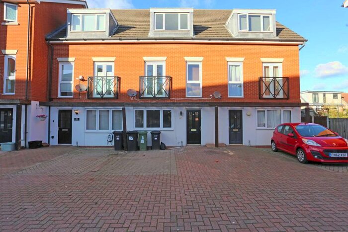 5 Bedroom Town House To Rent In Glanford Way, Romford, RM6