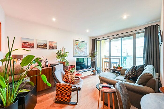 2 Bedroom Flat For Sale In Bow Common Lane, Bow, London, E3