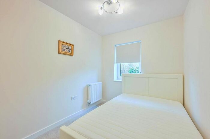 3 Bedroom Flat To Rent In Springfield Drive, Tooting Bec, London, SW17