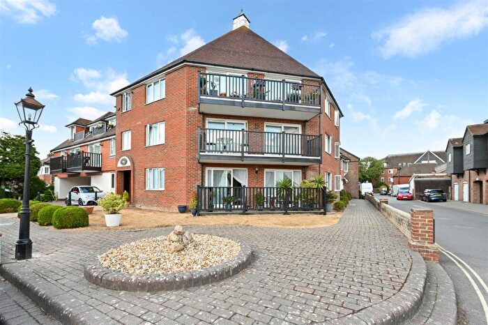 2 Bedroom Flat To Rent In Queens Lane, Arundel, BN18