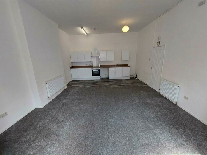 2 Bedroom Flat To Rent In City Road, Cape Hill, Birmingham, B16