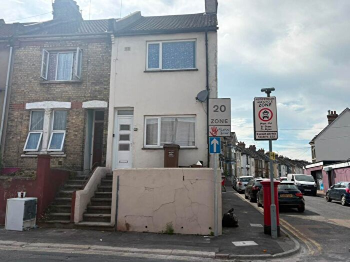 3 Bedroom End Of Terrace House To Rent In Magpie Hall Road, Chatham, ME4