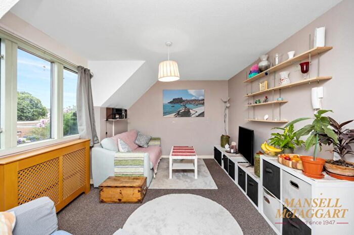 1 Bedroom Flat For Sale In Jengers Mead, Laura House Jengers Mead, RH14