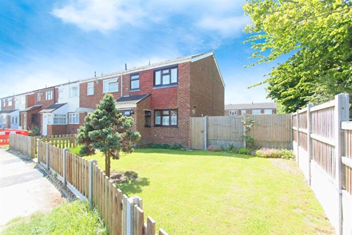 3 Bedroom End Of Terrace House To Rent In Oak Road, Sittingbourne, ME10