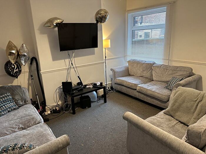 6 Bedroom Terraced House To Rent In West Parade - Bed, LN1