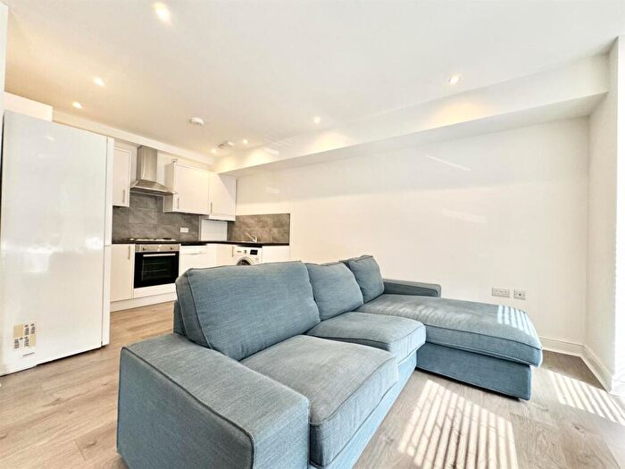 2 Bedroom Flat To Rent In Sirdar Road, London, Turnpike Lane, N22