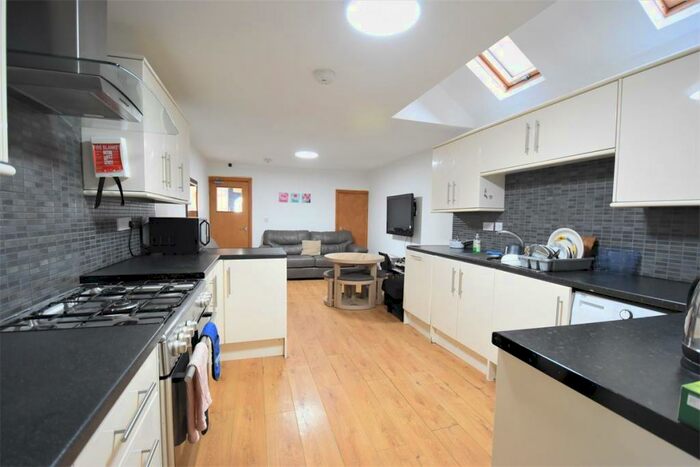 7 Bedroom End Of Terrace House To Rent In / Academic Year Lovely Double Bedroom, Bathroom Student House, Selly Oak, Free Ultrafast M Broadband, B29