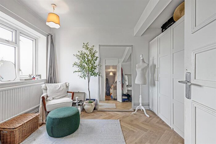 2 Bedroom Flat To Rent In Clifford Avenue, East Sheen, SW14