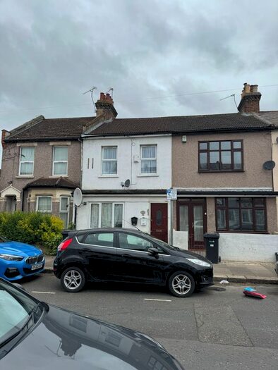 2 Bedroom Flat To Rent In Buckingham Road, Ilford, IG1