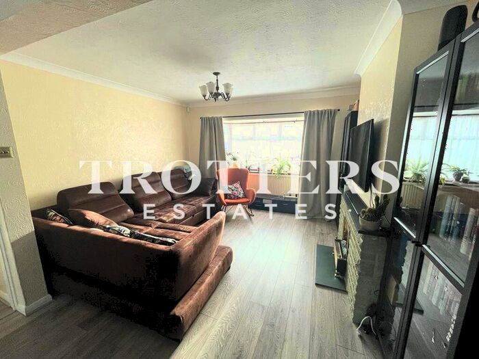 3 Bedroom Property For Sale In Lichfield Terrace, Upminster, RM14