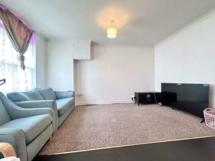 2 Bedroom Flat For Sale In Crescent Street, Weymouth, DT4