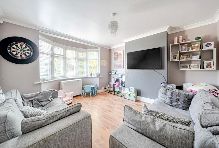 2 Bedroom Maisonette For Sale In Townsend Lane, London, NW9