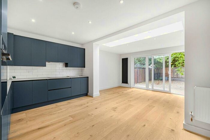 2 Bedroom Apartment To Rent In Bow Lane, Finchley, London, N12