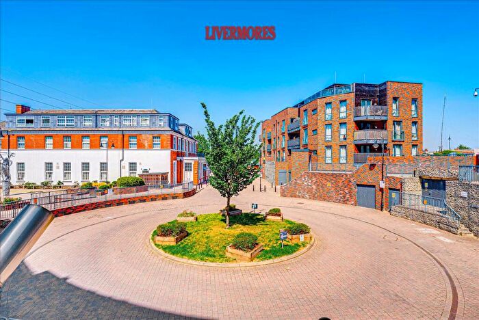 2 Bedroom Flat For Sale In Townhall Square, Crayford, Dartford, DA1