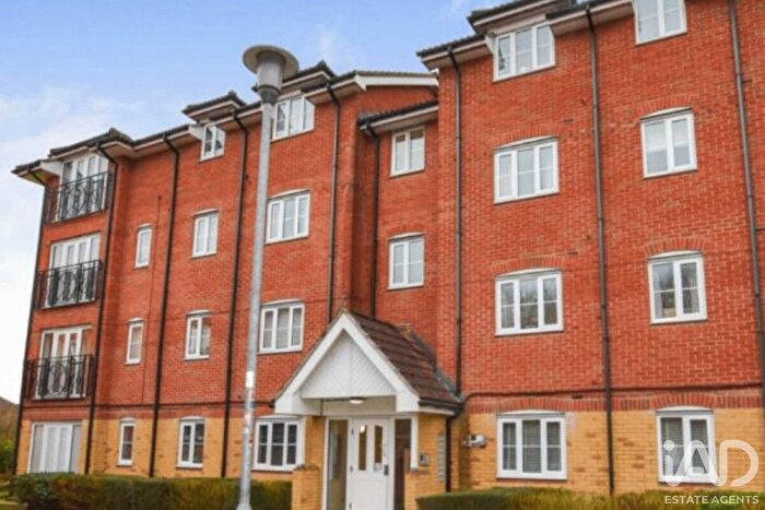 2 Bedroom Flat For Sale In Winnipeg Way, Hertfordshire, EN10