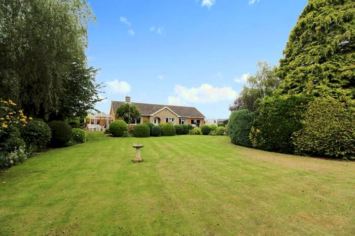 3 Bedroom Detached Bungalow For Sale In Millgate, Whaplode St Catherine, Spalding, PE12