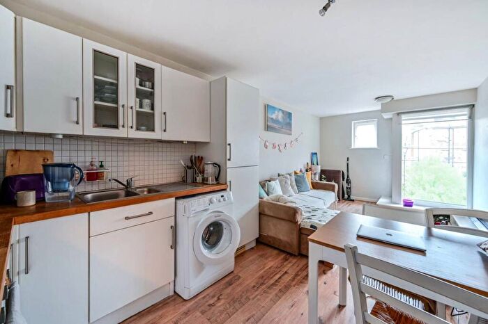 1 Bedroom Flat For Sale In Styles Court, Walton Road, East Molesey, KT8