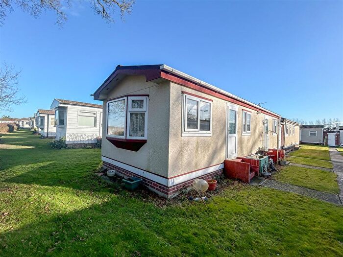 2 Bedroom Mobile/park Home For Sale In Meadowview Park, St Osyth Road, Little Clacton, CO16