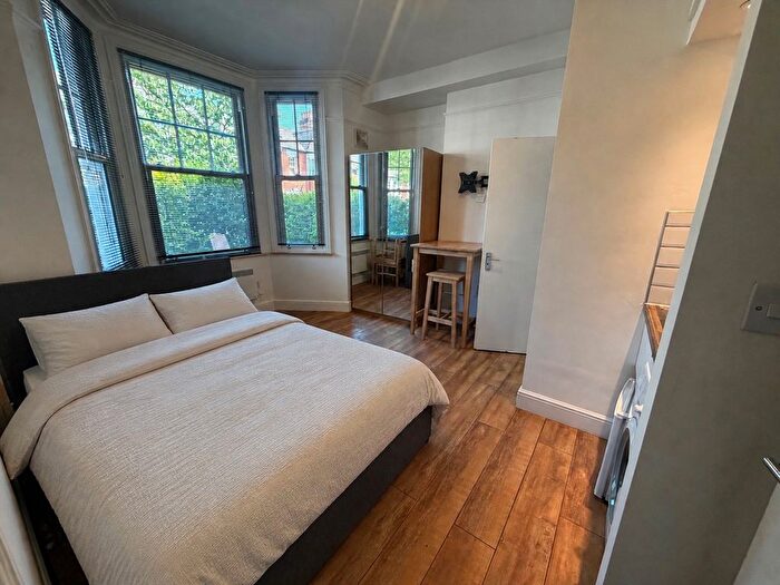 Studio To Rent In Widdenham Road, N7