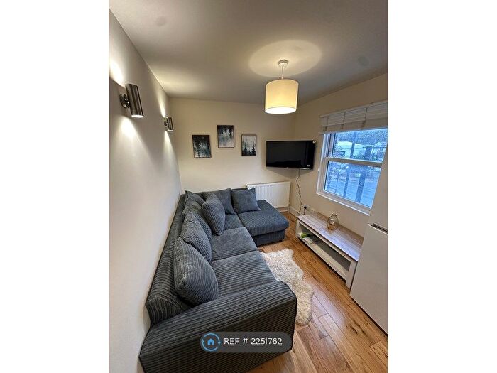3 Bedroom Flat To Rent In Old Kent Road, London, SE15