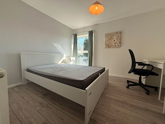 5 Bedroom House To Rent In Harefeilds, OX2