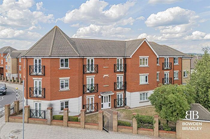 2 Bedroom Flat For Sale In Fencepiece Road, Oakside Court Fencepiece Road, IG6