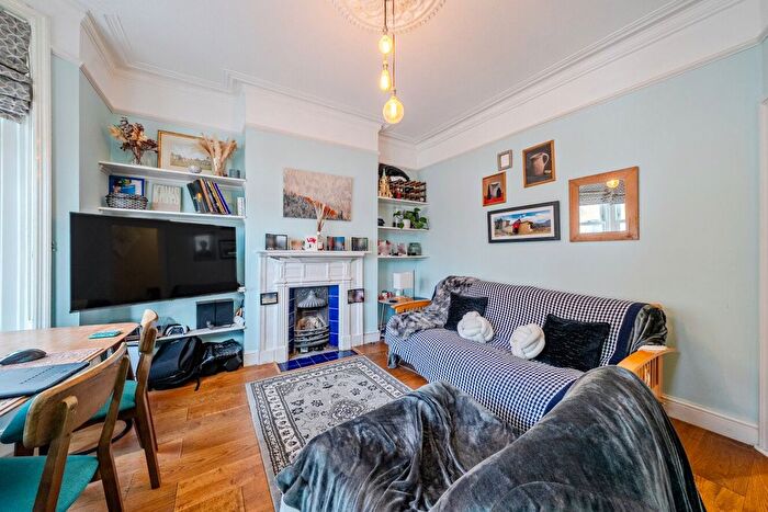 1 Bedroom Flat For Sale In Mallinson Road, Battersea, London, SW11