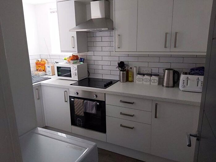 2 Bedroom Flat To Rent In Albany Road, Cardiff, CF24