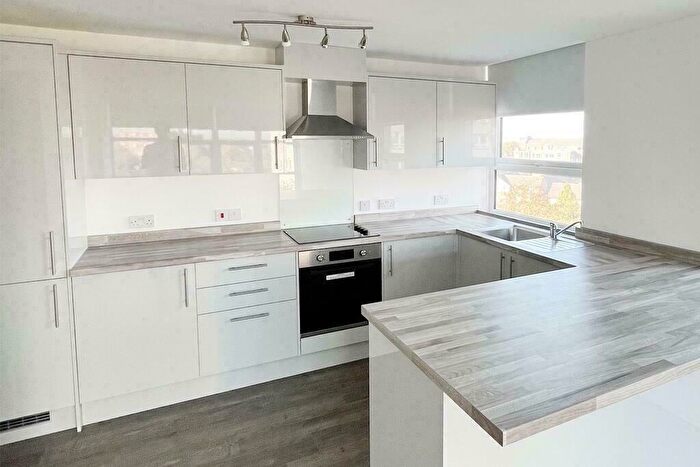 2 Bedroom Flat To Rent In Oldham Road, Manchester, Greater Manchester, M40