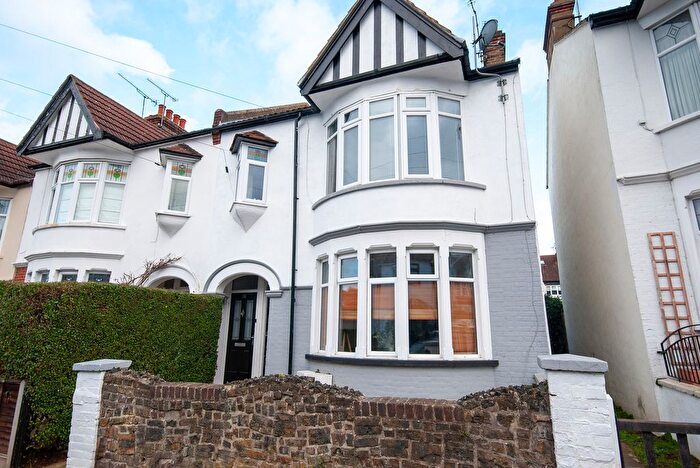 2 Bedroom Flat For Sale In Dawlish Drive, Leigh-On-Sea, SS9