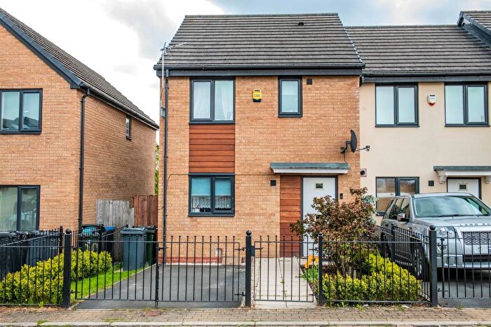3 Bedroom Town House For Sale In Larwood Drive, Ravenscliffe, Bradford, BD10