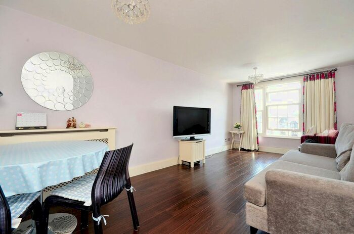 2 Bedroom Flat To Rent In Market Square, Kingston, Kingston Upon Thames, KT1